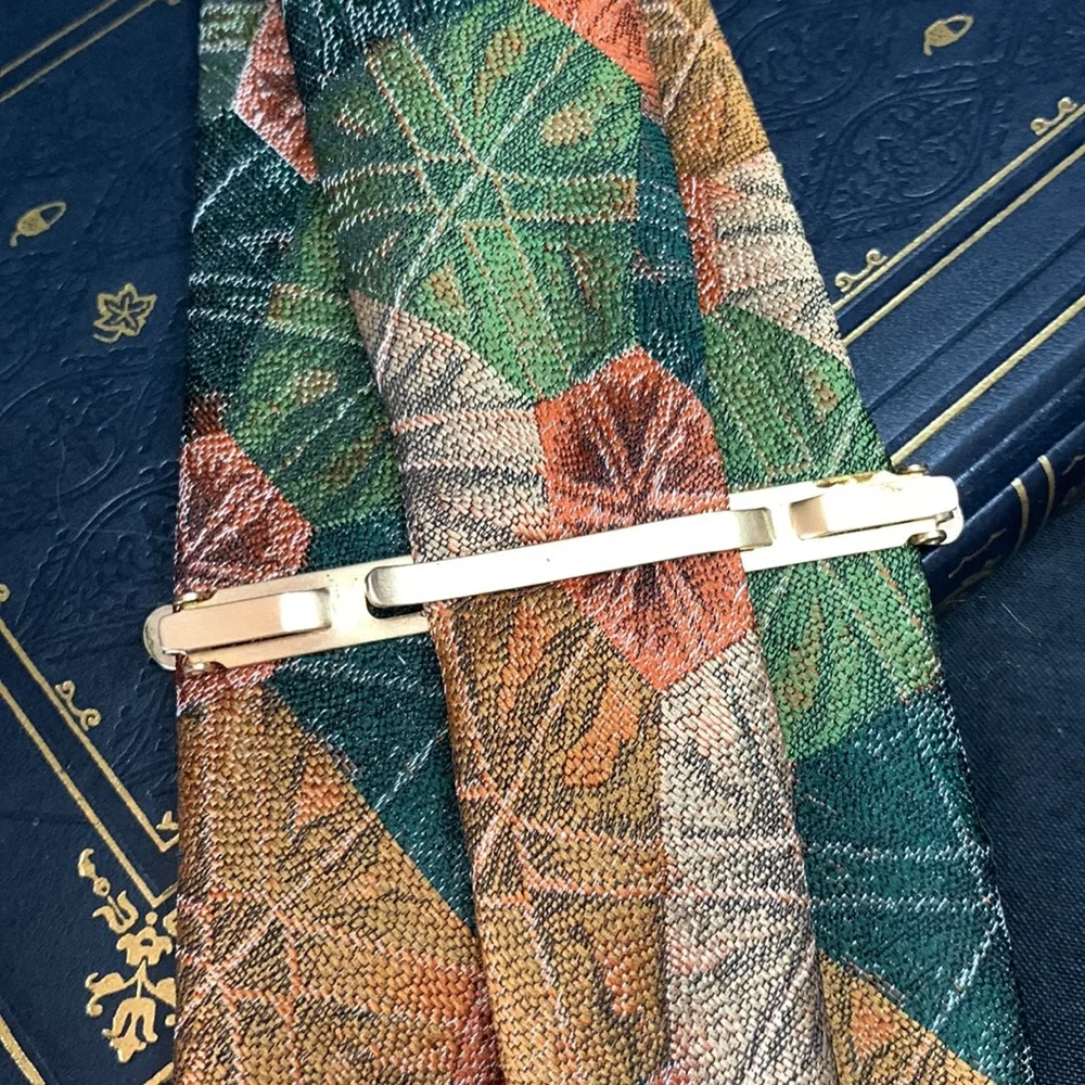 Vintage gold tone metal SLICK tie clip with Mother of Pearl daggers / knives - Picture 7 of 13